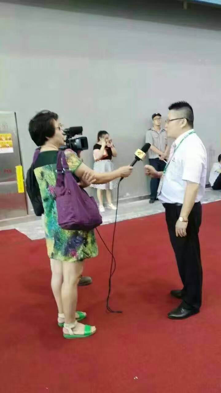 广东电视台正在采访麻豆成人电影化工总经理张总2