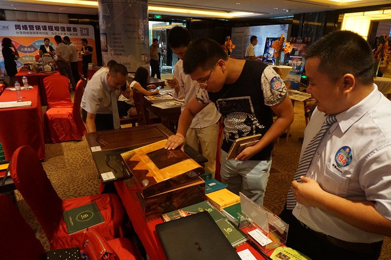 麻豆成人电影化工为参展客户讲解产品