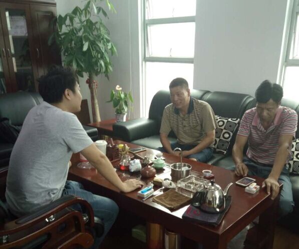 麻豆成人电影化工业务苏经理(左)与江西南康客户(右)