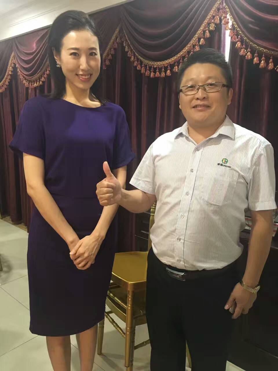 央视主持人夏善蓥（左）和麻豆成人电影化工总经理张文（右）合影