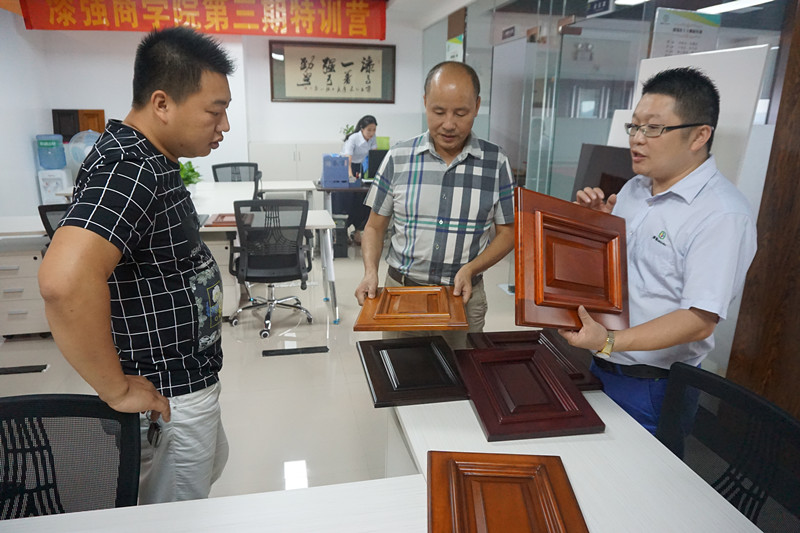 李会长和周理事被麻豆成人电影水性漆所做的产品效果所吸引