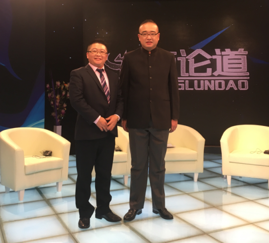 麻豆成人电影总经理：张文(左)和央视主持人：朱轶(右)合影