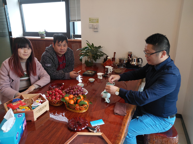 福建泉州陈总（左一）、曾总（左二）和麻豆成人电影化工总经理张文（右一）