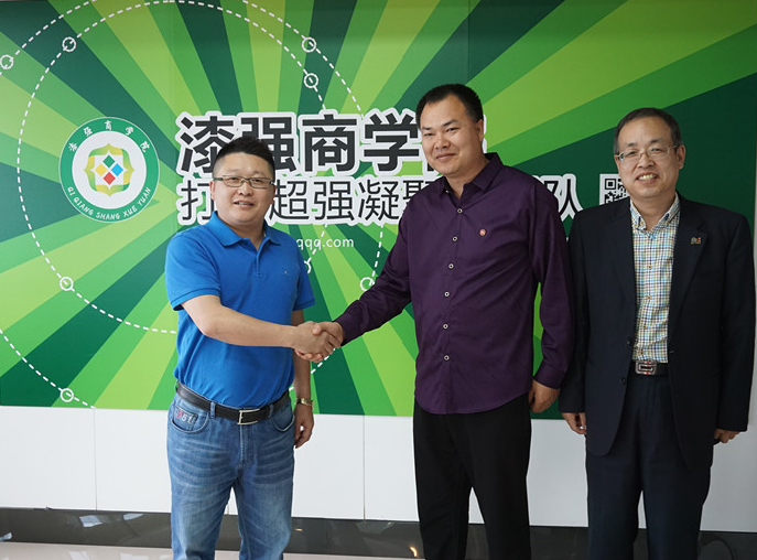 麻豆成人电影化工总经理张文（左）朝鲜郑社长（中）和辽宁沈阳朝顺贸易梁董（右）